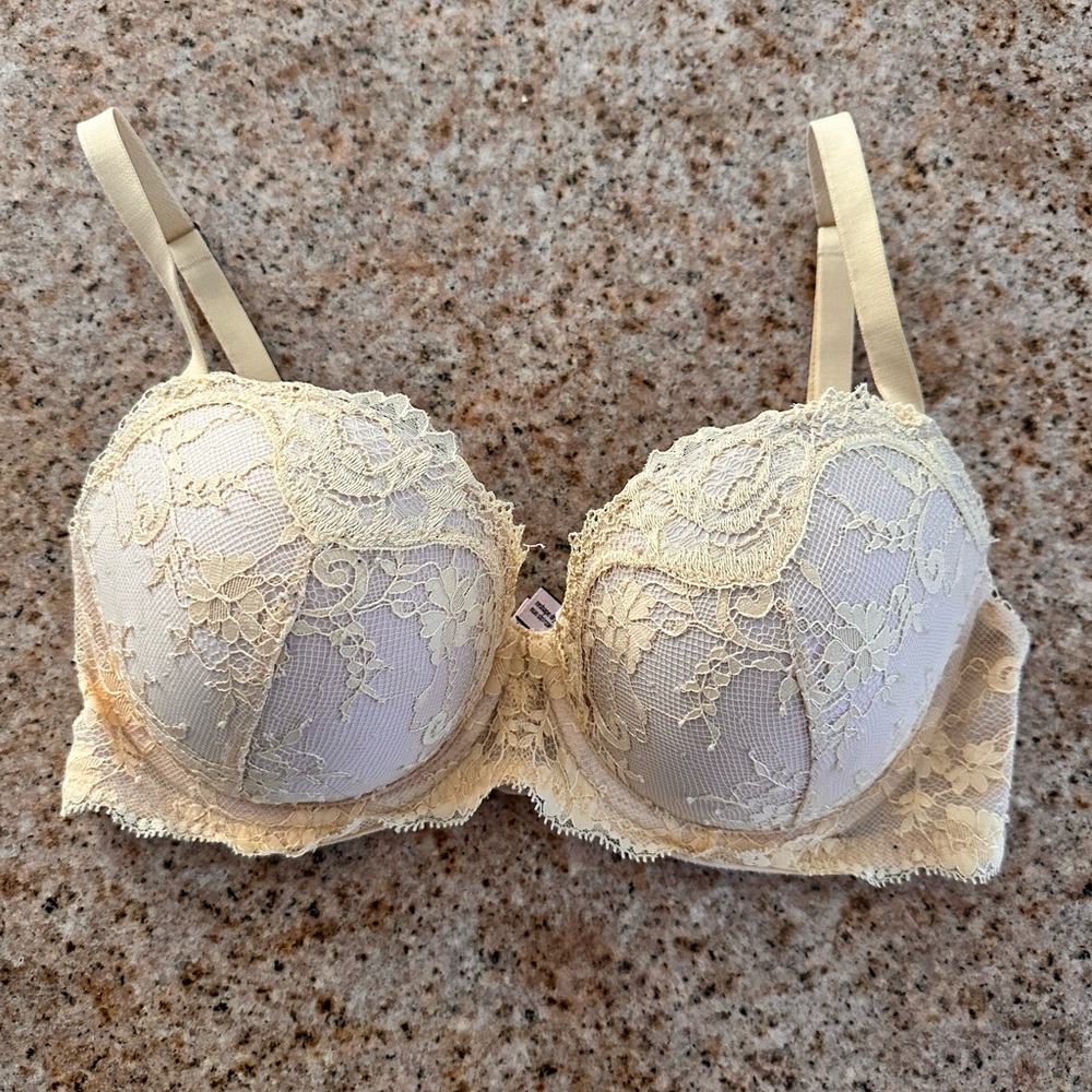 Victoria’s Secret Dream Angels Lined Demi Bra. 32DD (no pushups)